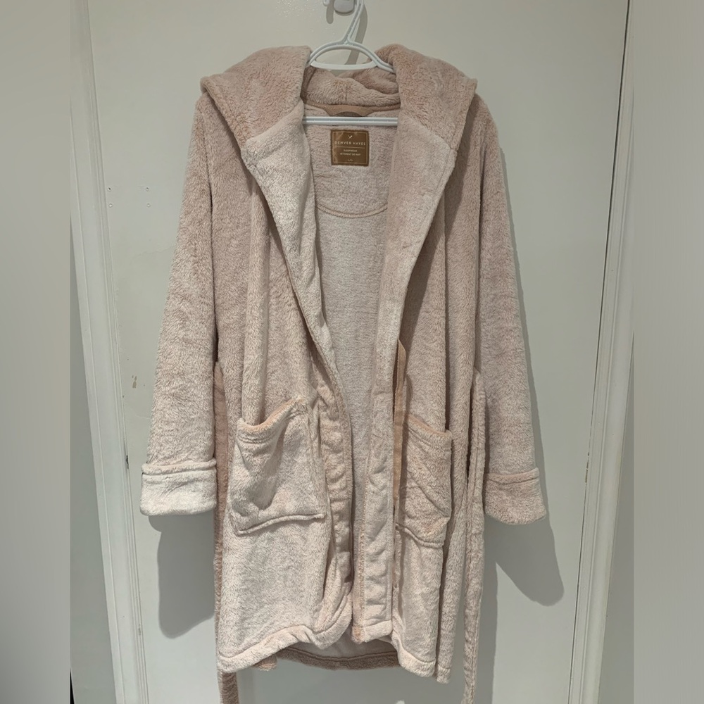 (NWT) Denver Hayes Robe